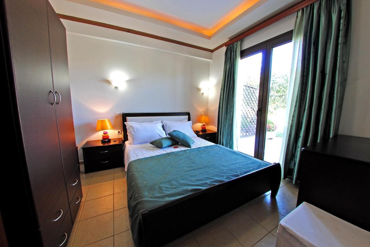 Dionysus Apartments & Suites Ierissos Værelse billede